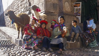 Frauen und Lamas in der Altstadt von Cusco
